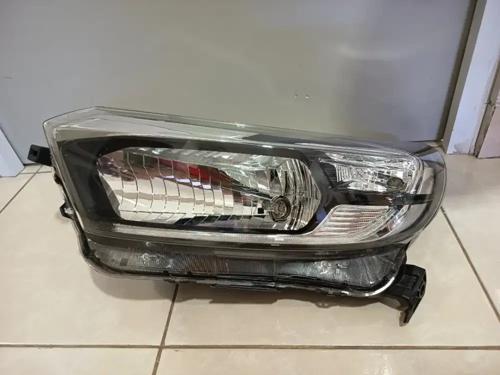 Lampu utama depan mobil brio 2021 original