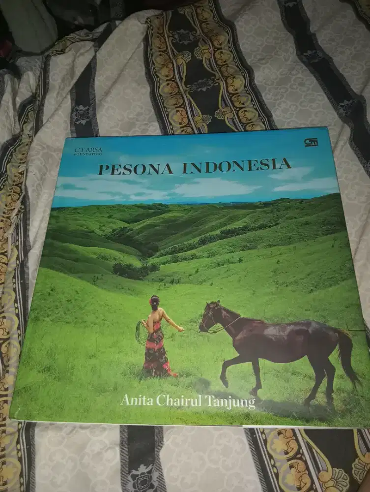 Buku pesona Indonesia