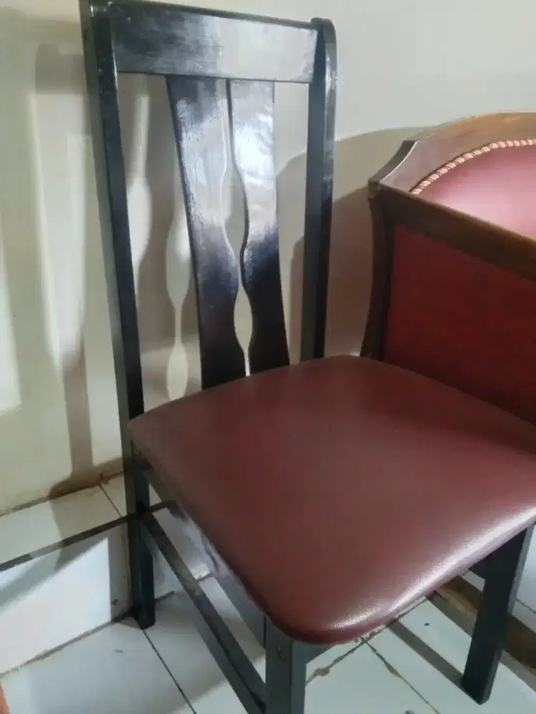 satu buah kursi kayu