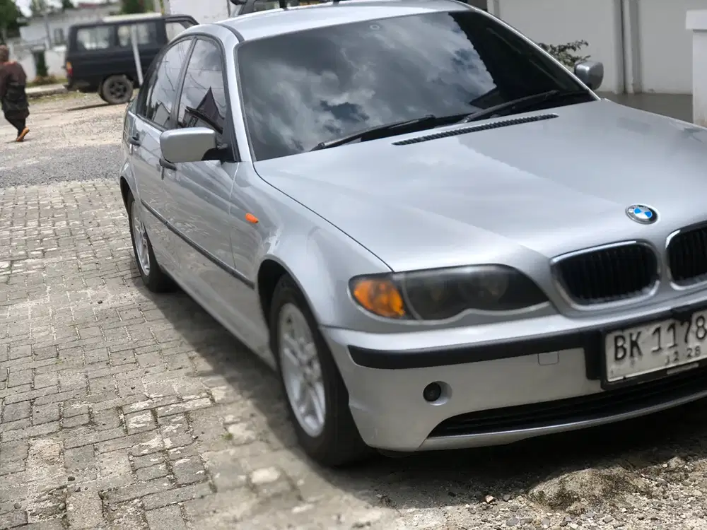BMW 318i 2002 Bensin