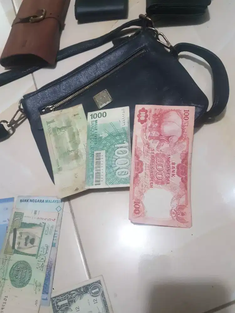 uang negara dan tas dompet