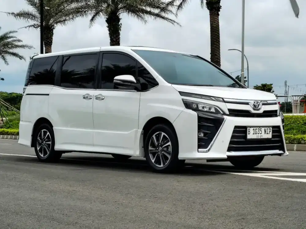 Toyota Voxy 2.0 Automatic 2018 Bensin Putih Metalik S