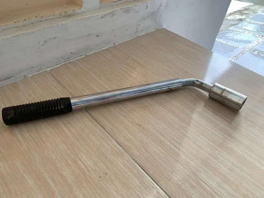 Kunci roda model panjang