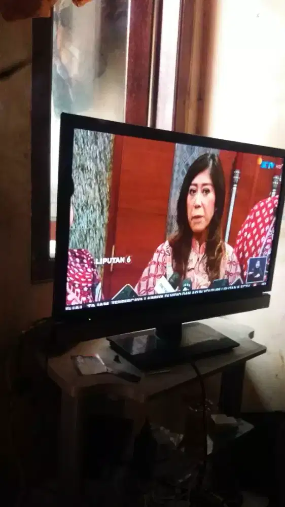 Jual aja tv led 24 inch merk toshiba plus stb antena dalam dan meja tv