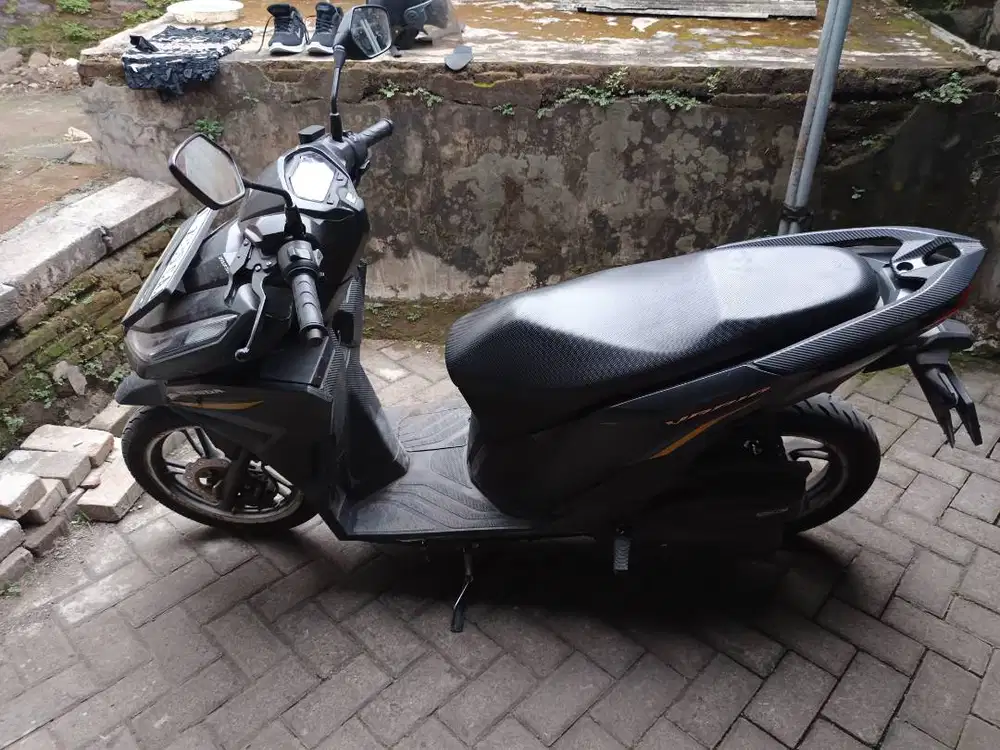 VARIO ISS HITAM 2023