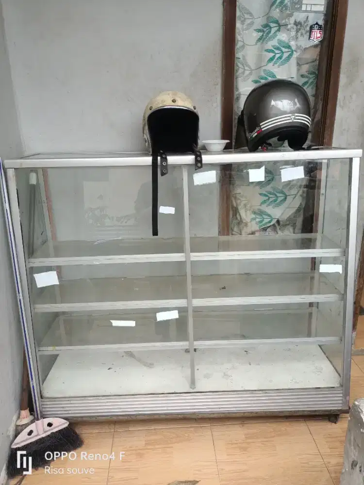 Etalase kaca lebar 130cm tinggi 100cm