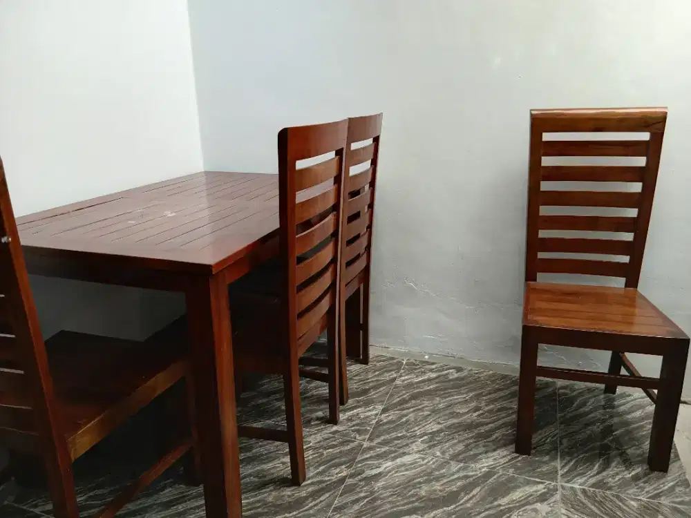 Meja dan kursi Kayu solid