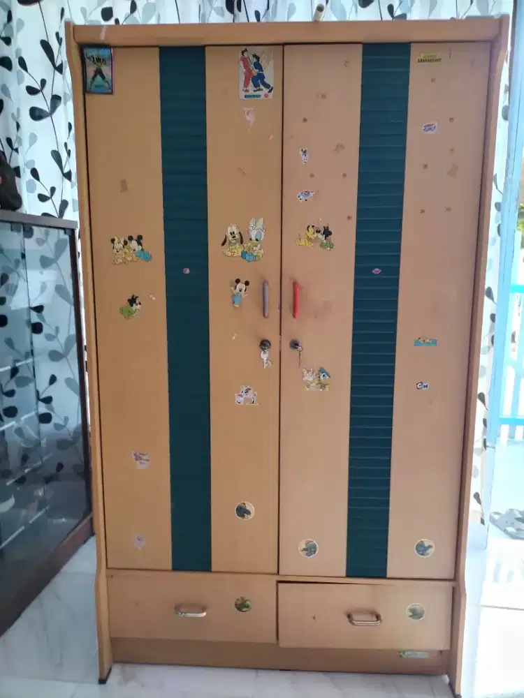 Lemari pakaian kayu