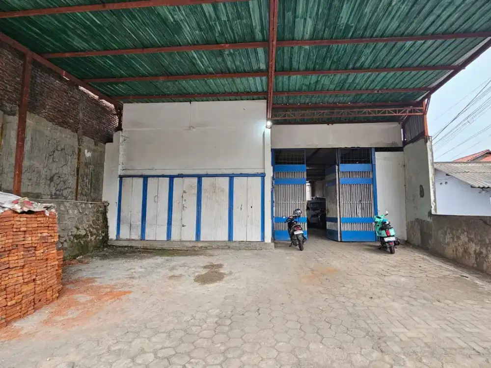 Gudang pinggir jalan raya kedungmundu dekat SPBU sambiroto