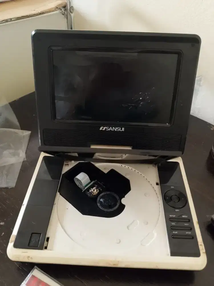 Sansui portable DVD/TV player + adaptor + remote