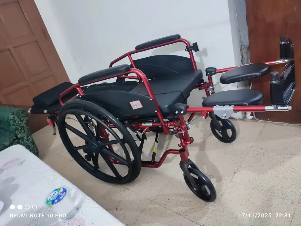 KURSI RODA AVICO ZEUS 4in1 (Rebahan + BAB + Tempat Makan)