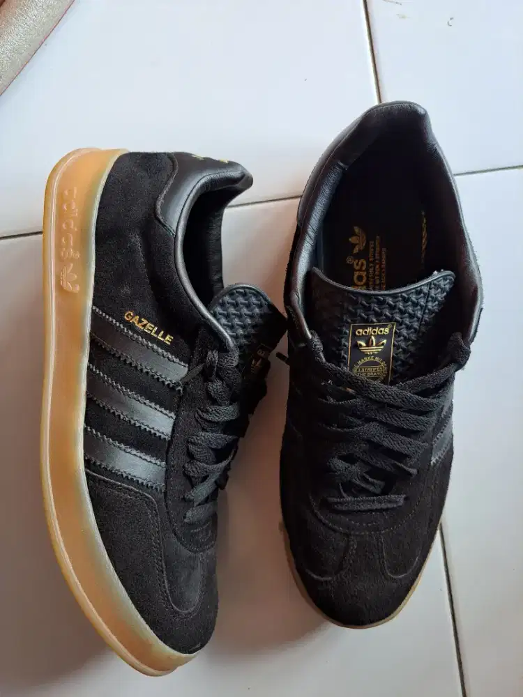 Sepatu gazelle uk 44