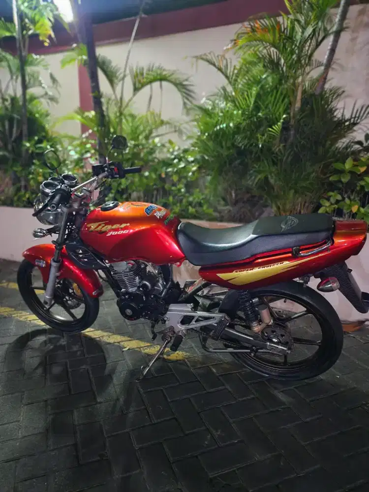 honda tiger 2000 th 2004 merah