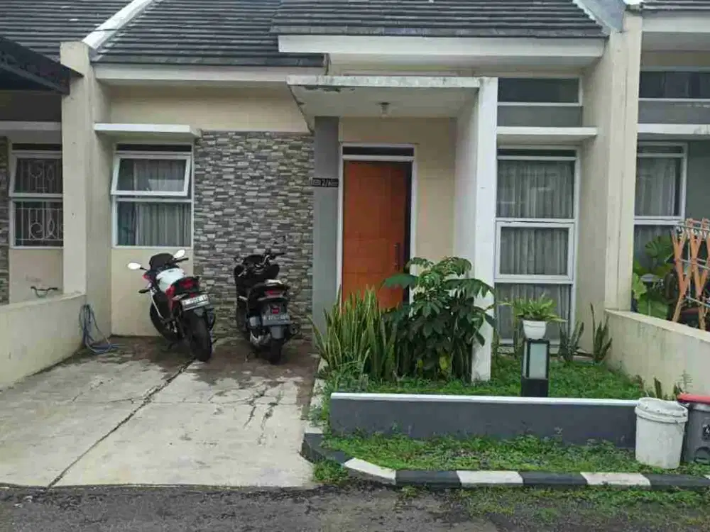 Dijual cepat / Over Kredit beserta isinya 
Rumah Cluster di Ciwastra Bandung. LT 80 LB 60 SHM