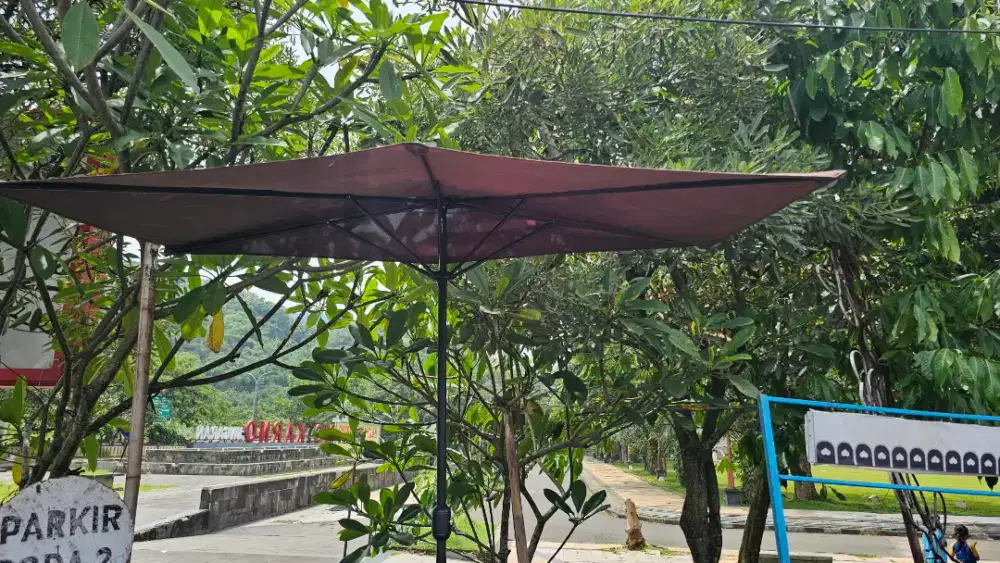 Payung Teduh Setengah Tembok