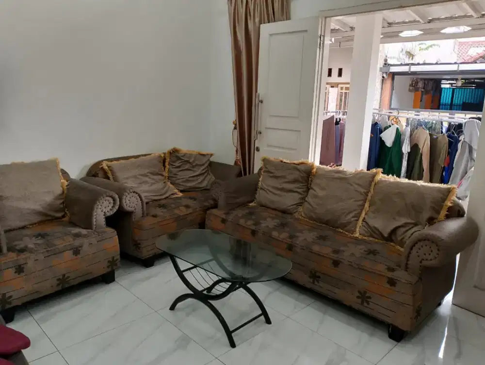 1 set sofa dengan meja kaca