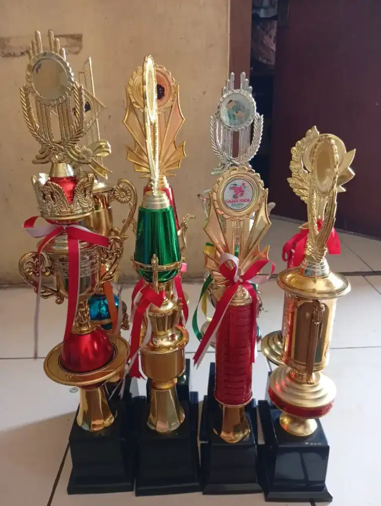 Piala bekas lomba