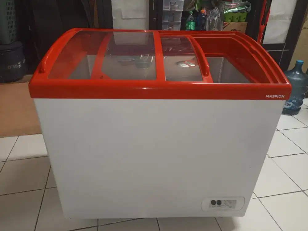 Freezer merk Maspion ukuran 200 liter, kondisi bekas seperti baru