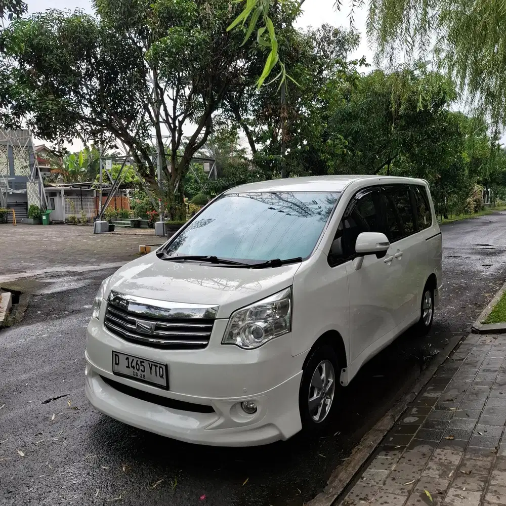 TOYOTA NAV 1 2.0 V AT 2013