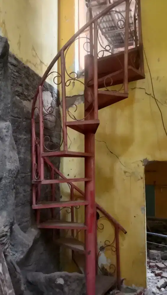 Dijual tangga besi kokoh bekas