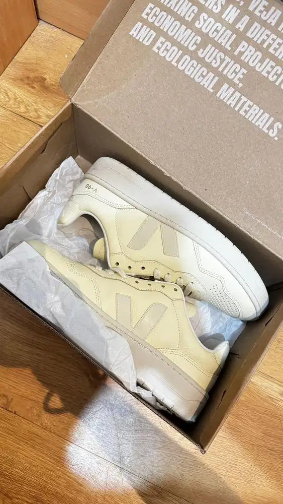 JUAL RUGI SEPATU LUXURY VEJA V-90