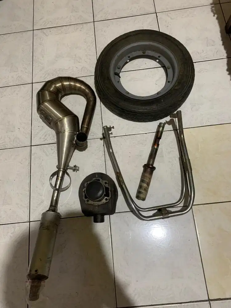Di jual kenalpot & spareoart vespa