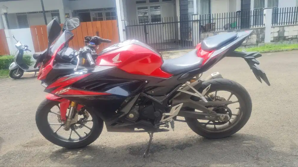 Jual Honda CBR 150, warna merah hitam tahun 2023, terawat