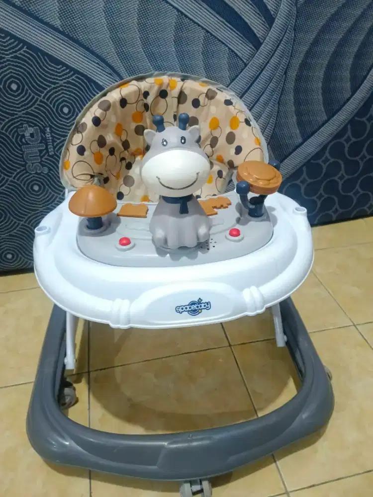 Baby Walker ( Minus pemakaian saja)