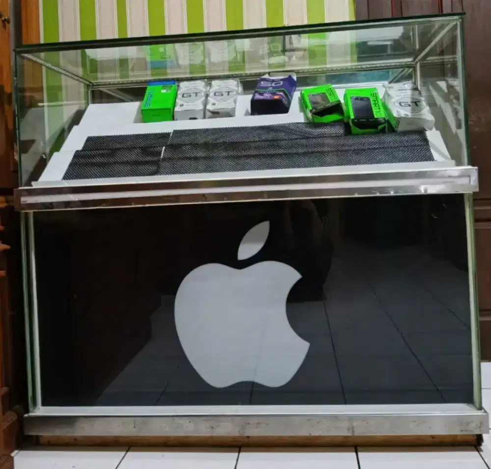 Etalase oppo mulus no minus lampu nyala ,stiker bisa cabut pasang.