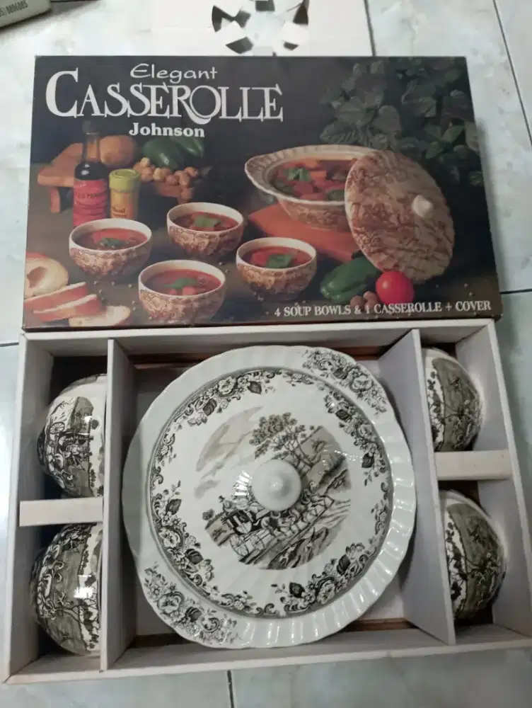 1 set Mangkok sayur + tutup + 4 pcs mangkok kecil hand painted design