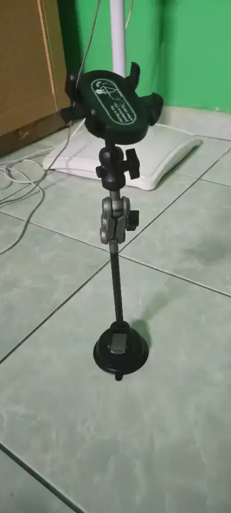 Holder hp di mobil kuat tidak goyang