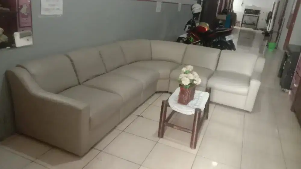 Dijual sofa bentuk L, meja kaca dan koper