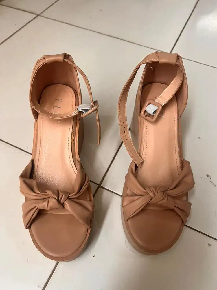 SEPATU WEDGES FLADEO