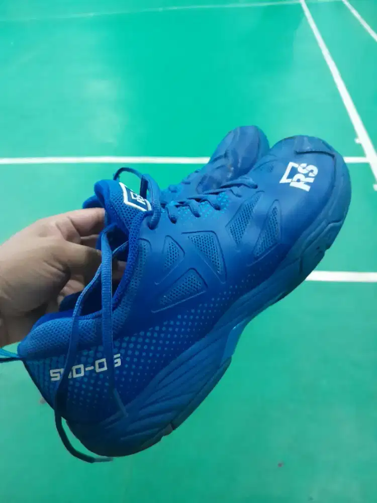 Sepatu badminton rs kelas terbaik