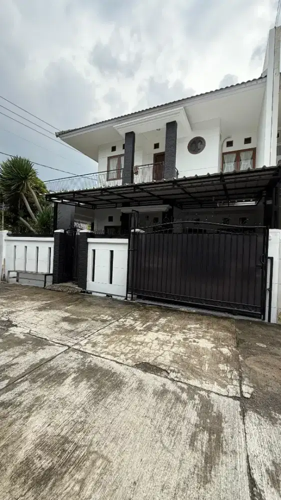 Sewa Rumah semi furnished, Baru di Renov, Bersih, Lokasi strategis