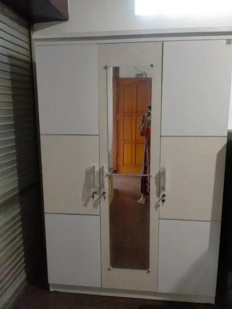 Lemari baju pintu bahan kayu