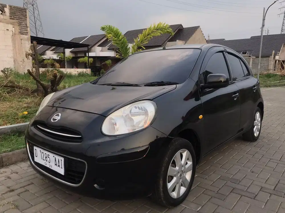 JUAL NISSAN MARCH 1.2 M/T 2013
