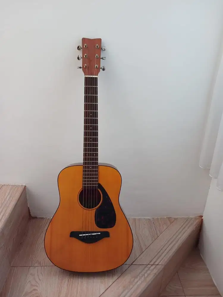 Gitar Yamaha Junior 1