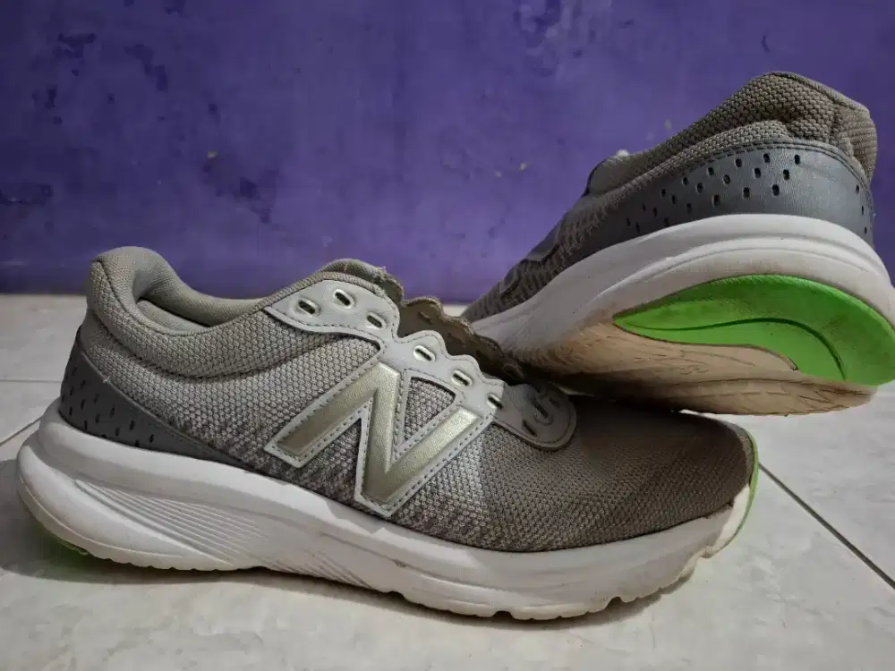 Sepatu Lari New Balance 411