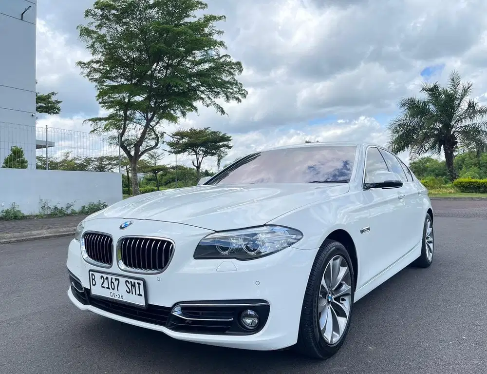 (LOW KM!) BMW 520i F10 Luxury LCI 2014 Putih AT Matic // 2015 Sedan