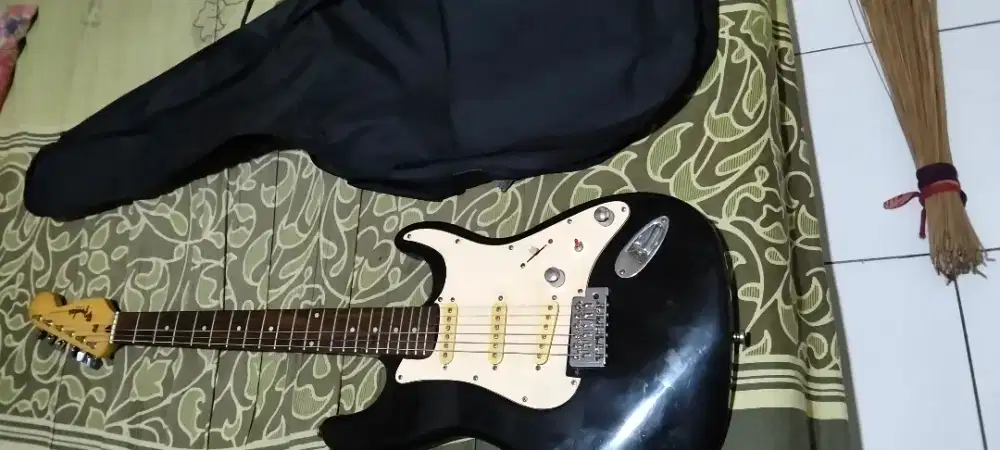 Jual gitar kesayangan jarang di pake,plus ampli 8 inc.,sama tas ransel