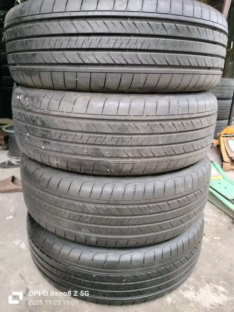 Juak ban copotan mrek Goodyear assurance triplemax 215 60 R17=kond 90%