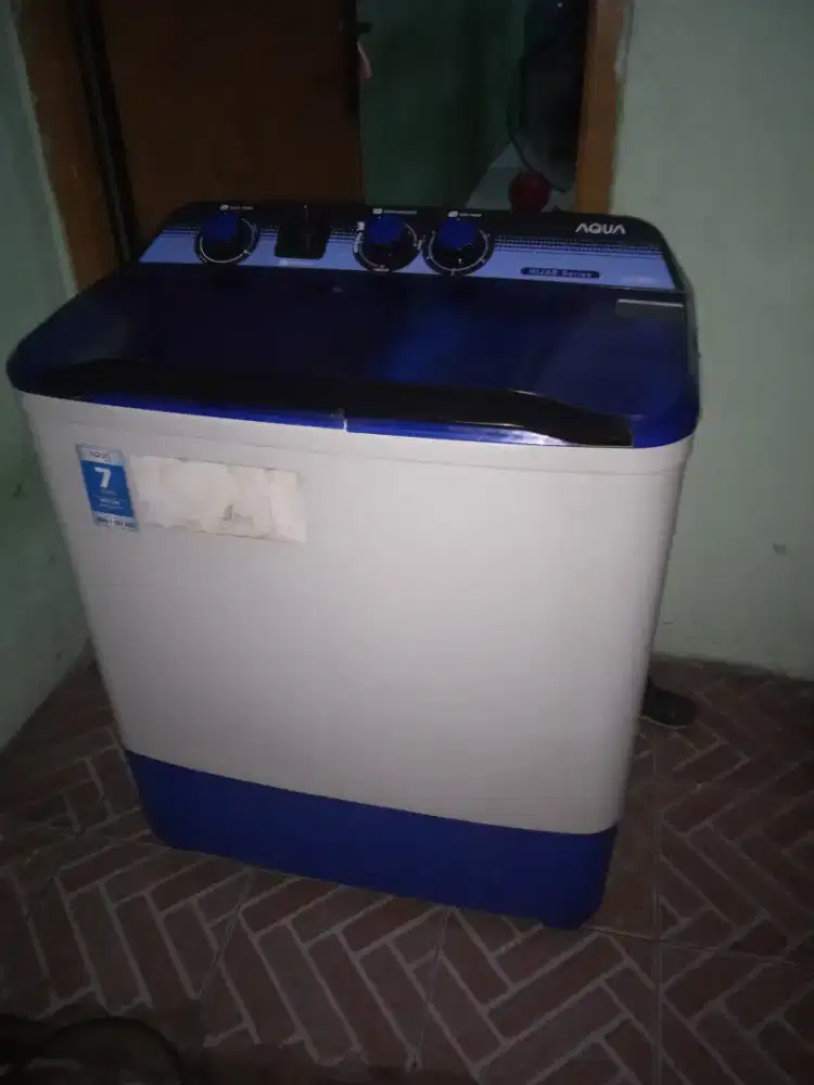 Mesin cuci 2 tabung merk AQUA