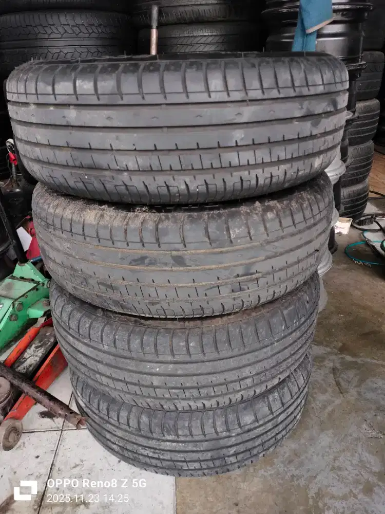Jual ban accelera phi ukuran 225 55 R17 kond 90% 4pcs.