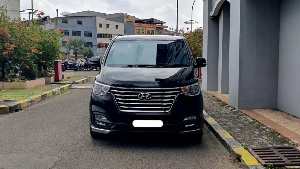 Hyundai h1 royale diesel 2020 hitam