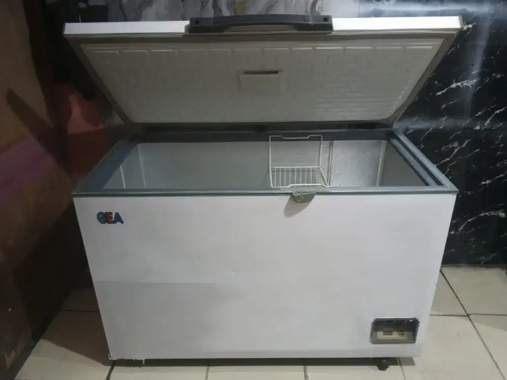 Jual bu freezer box kapasitas 396 liter merk GEA