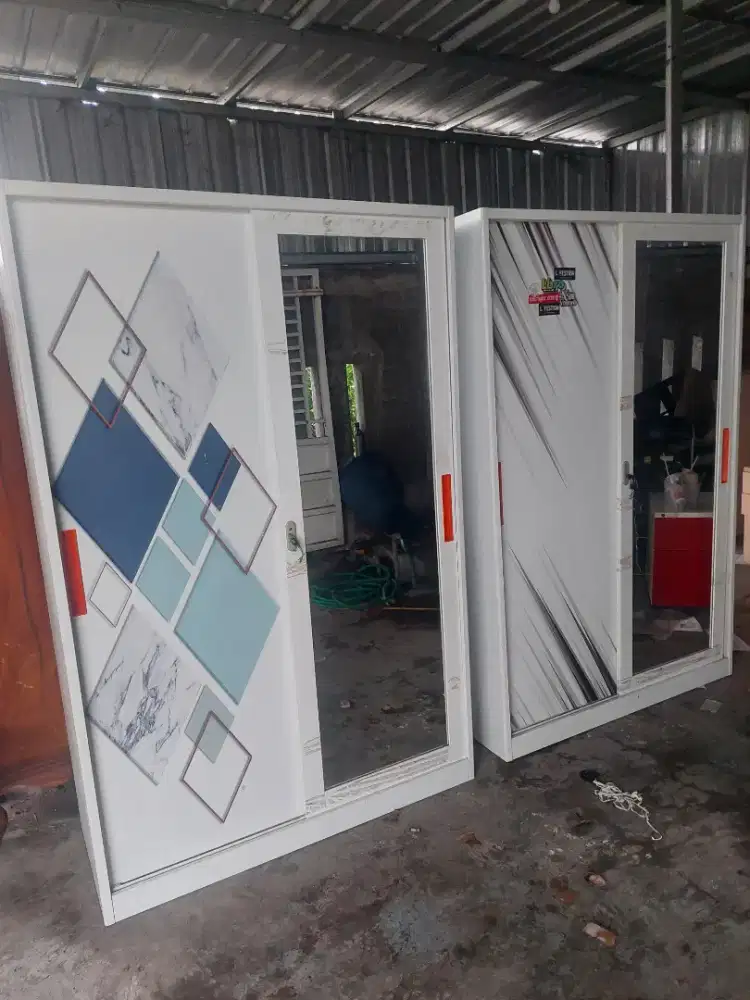 Lemari besi dua unit