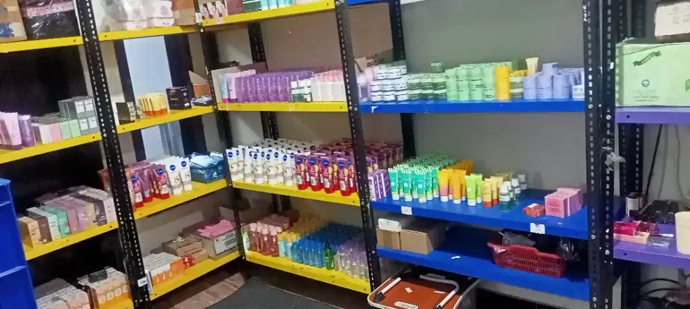 Di cari penjaga toko kosmetik  yg jujur dan rajin