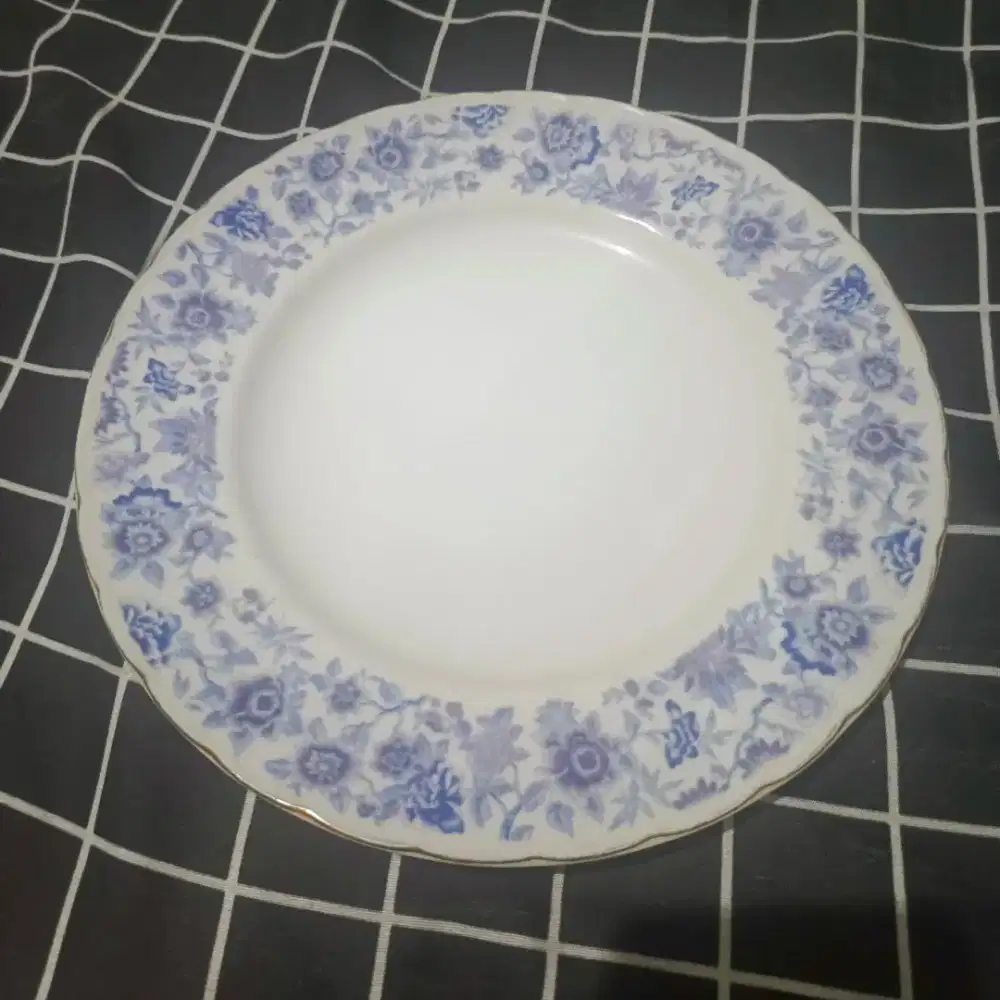 Piring porselen hias