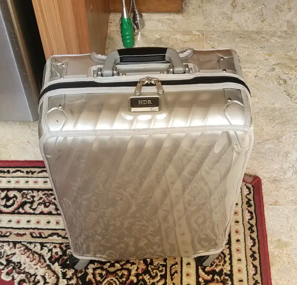 Koper Tumi warna silver dg sarung transparant